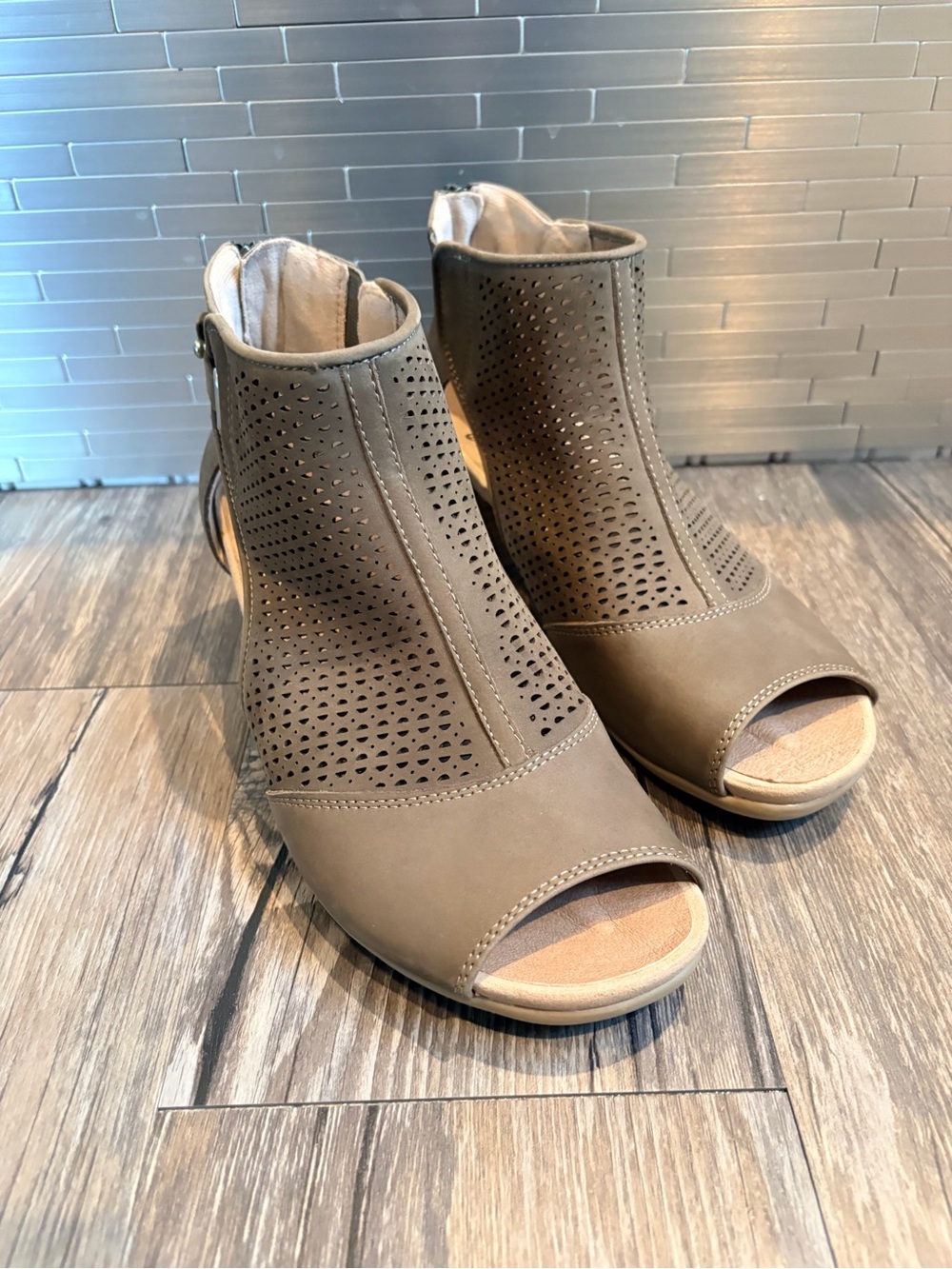 NWOT EARTH shoes open toe booties dark olive size 7.5